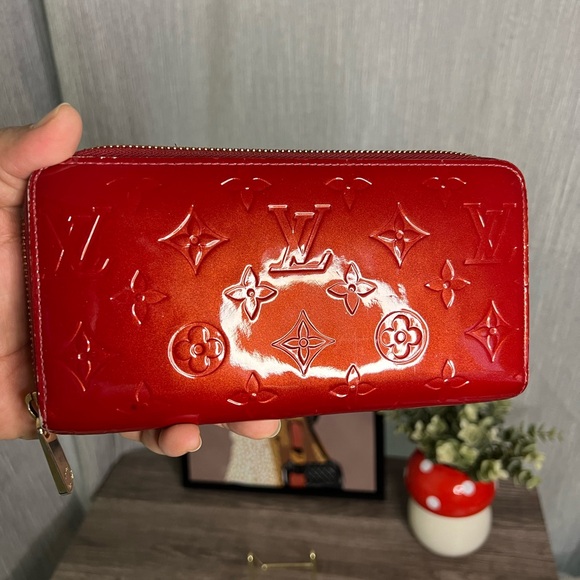 Louis Vuttion Vernis Wallet - Picture 4 of 17